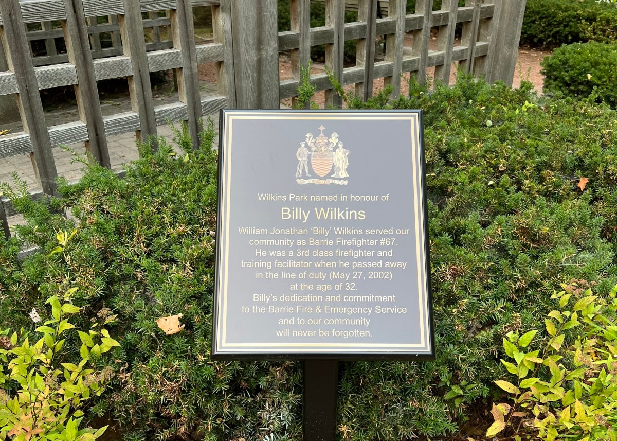 Plaque commemorating Bill Wilkins at Wilkins Park in Barrie, Ont.