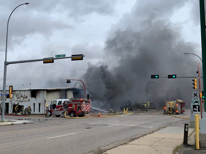 Fire at Vegreville mechanic shop puts out heavy smoke, forces area