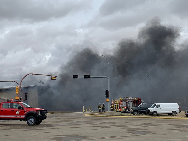 Fire at Vegreville mechanic shop puts out heavy smoke, forces area