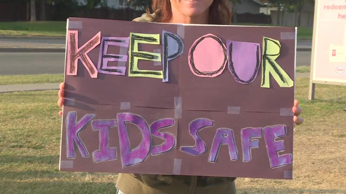 A concerned resident at the intersection of 100 Avenue/Highway 642 and Grandin Drive in Morinville, Alta. on Sept. 15, 2022.