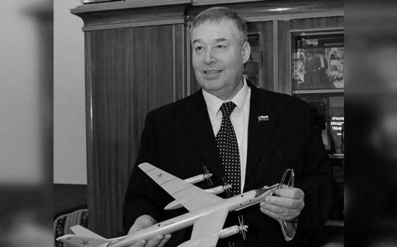 Anatoly Gerashchenko, a leading educator in the Russian aviation community, died Wednesday after suffering an accident at the university where he used to work.