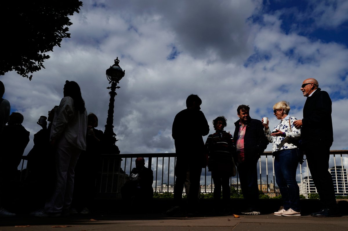 Long queues not deterring mourners from seeing Queen Elizabeth ‘We’ve