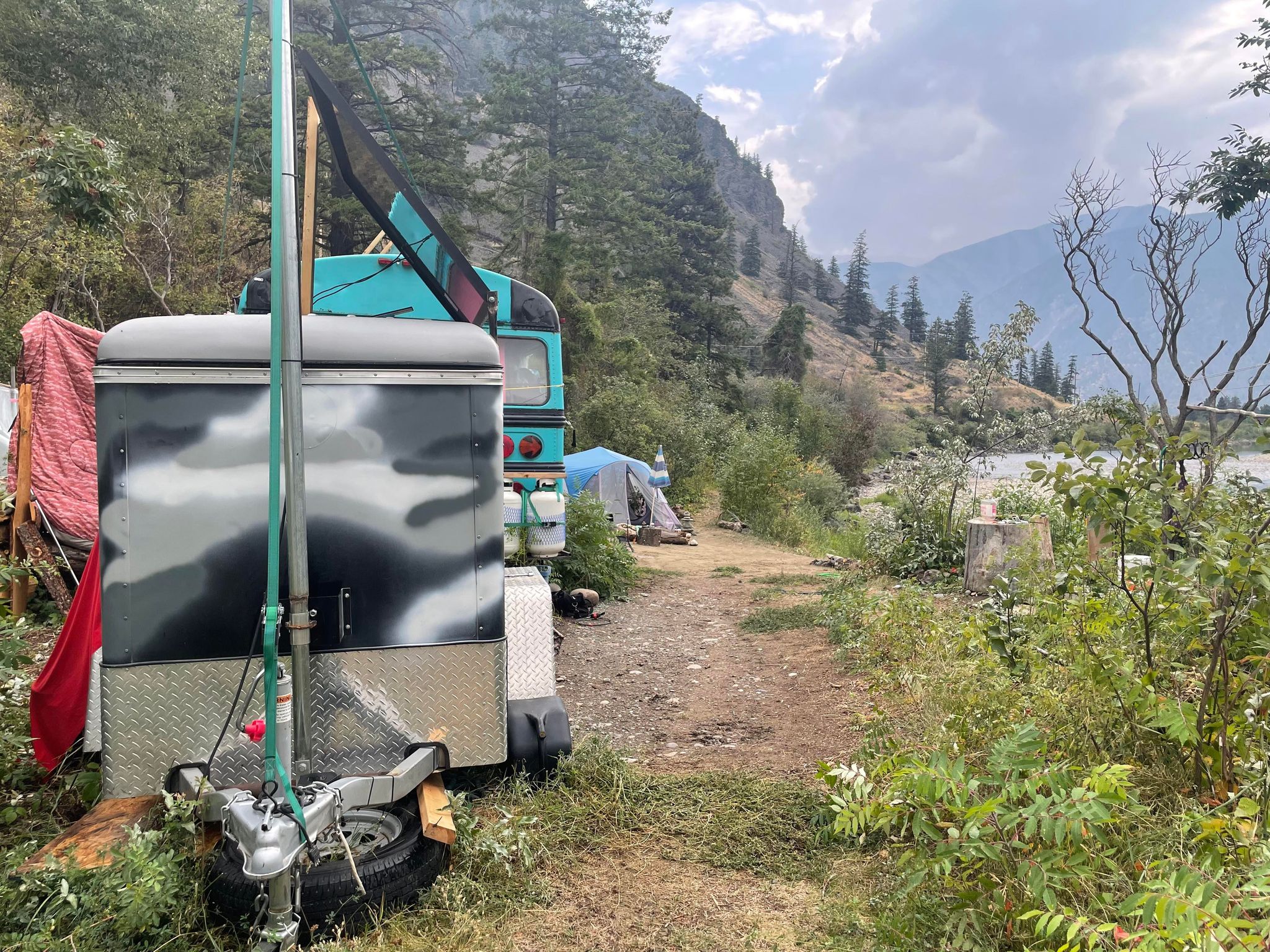 Полицейска стрелба при която един мъж загина и жена беше