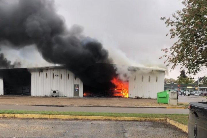 Fire at Vegreville mechanic shop puts out heavy smoke, forces area businesses to close