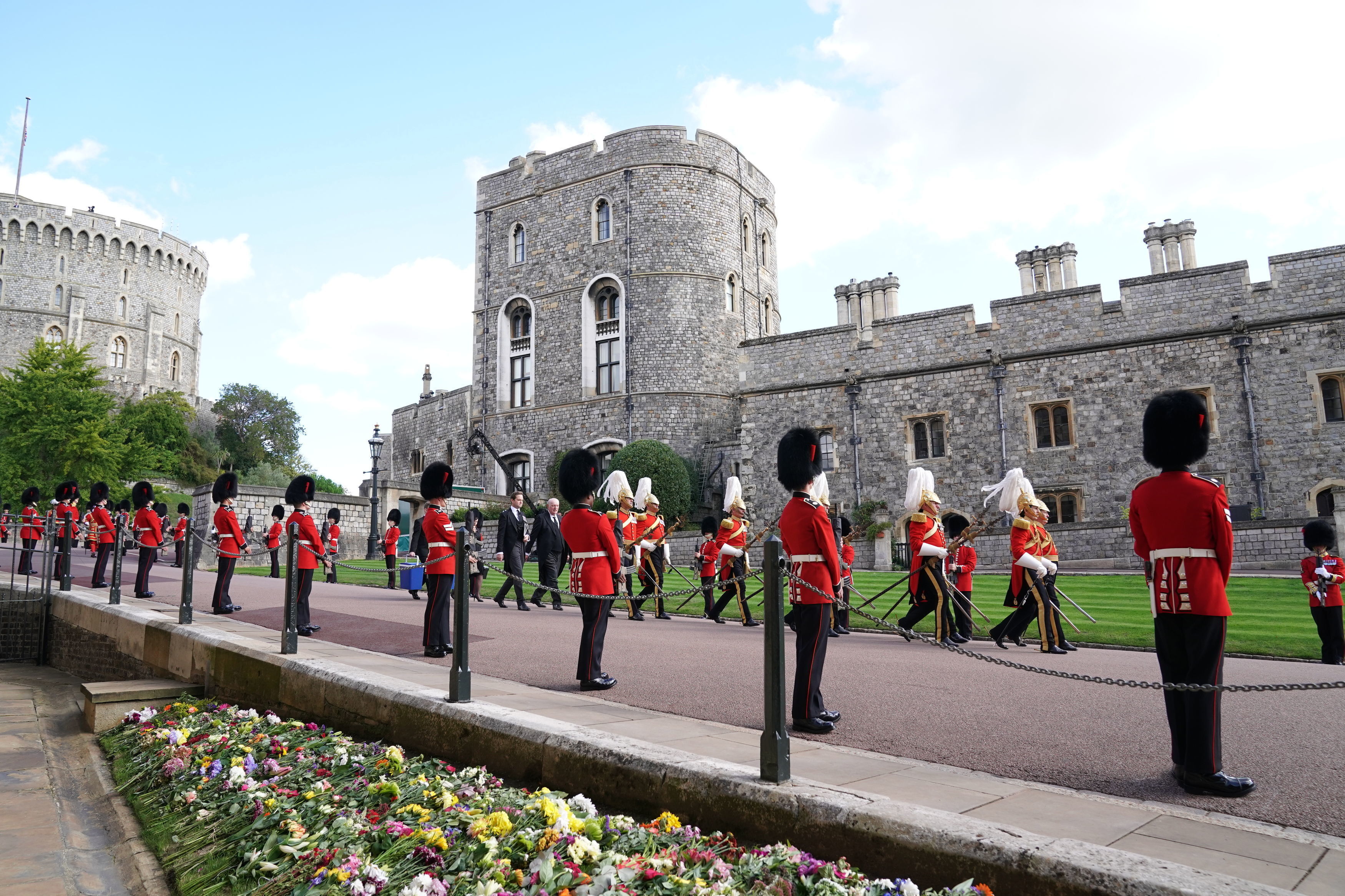 Masked burglars break into Windsor Castle estate, steal 2 vehicles