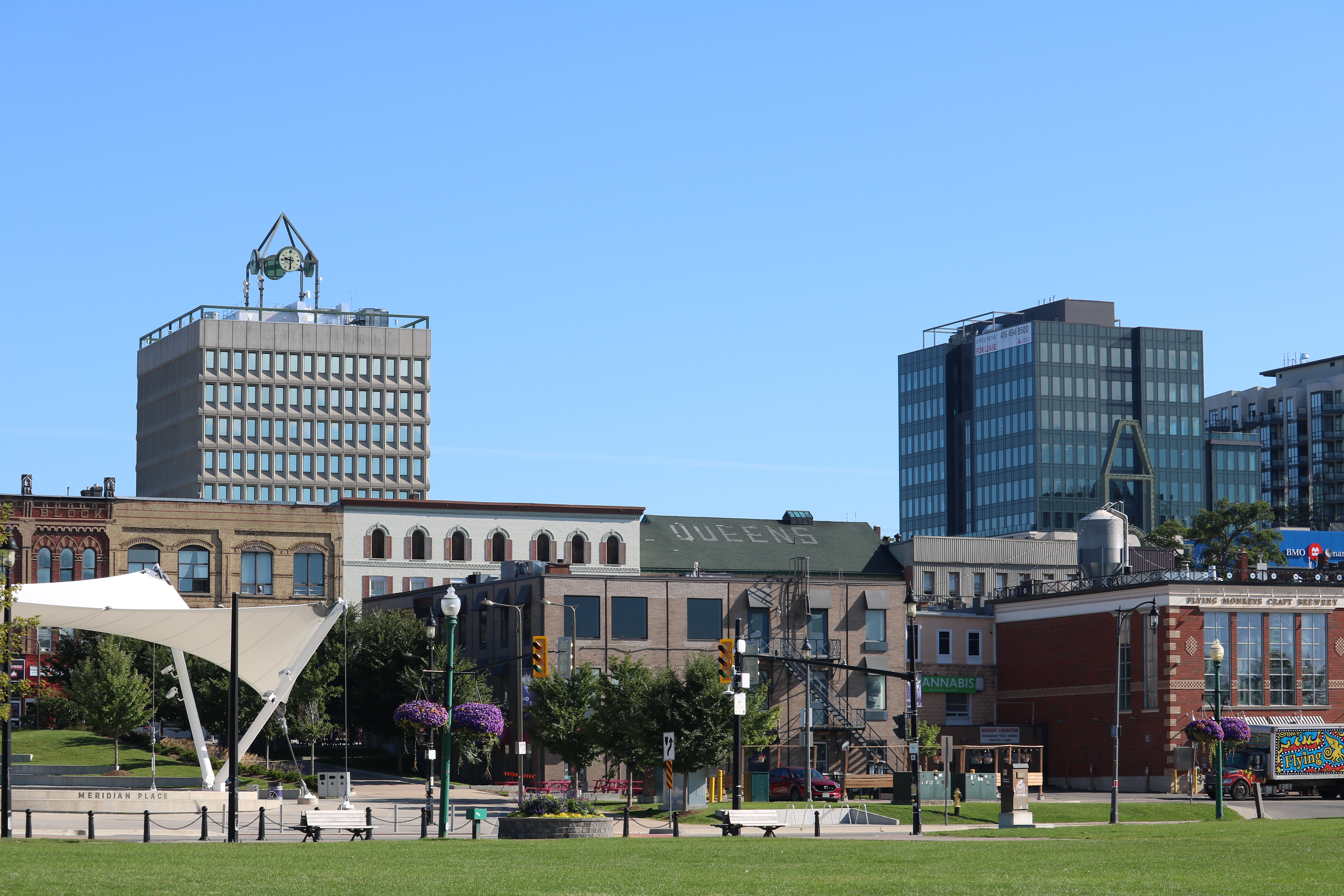 Както при всеки дълъг уикенд няколко фирми и услуги в