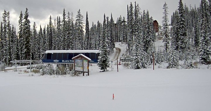 滑雪者和滑雪板者被紧急疏散离开位于加拿大不列颠哥伦比亚省的Kelowna滑雪胜地