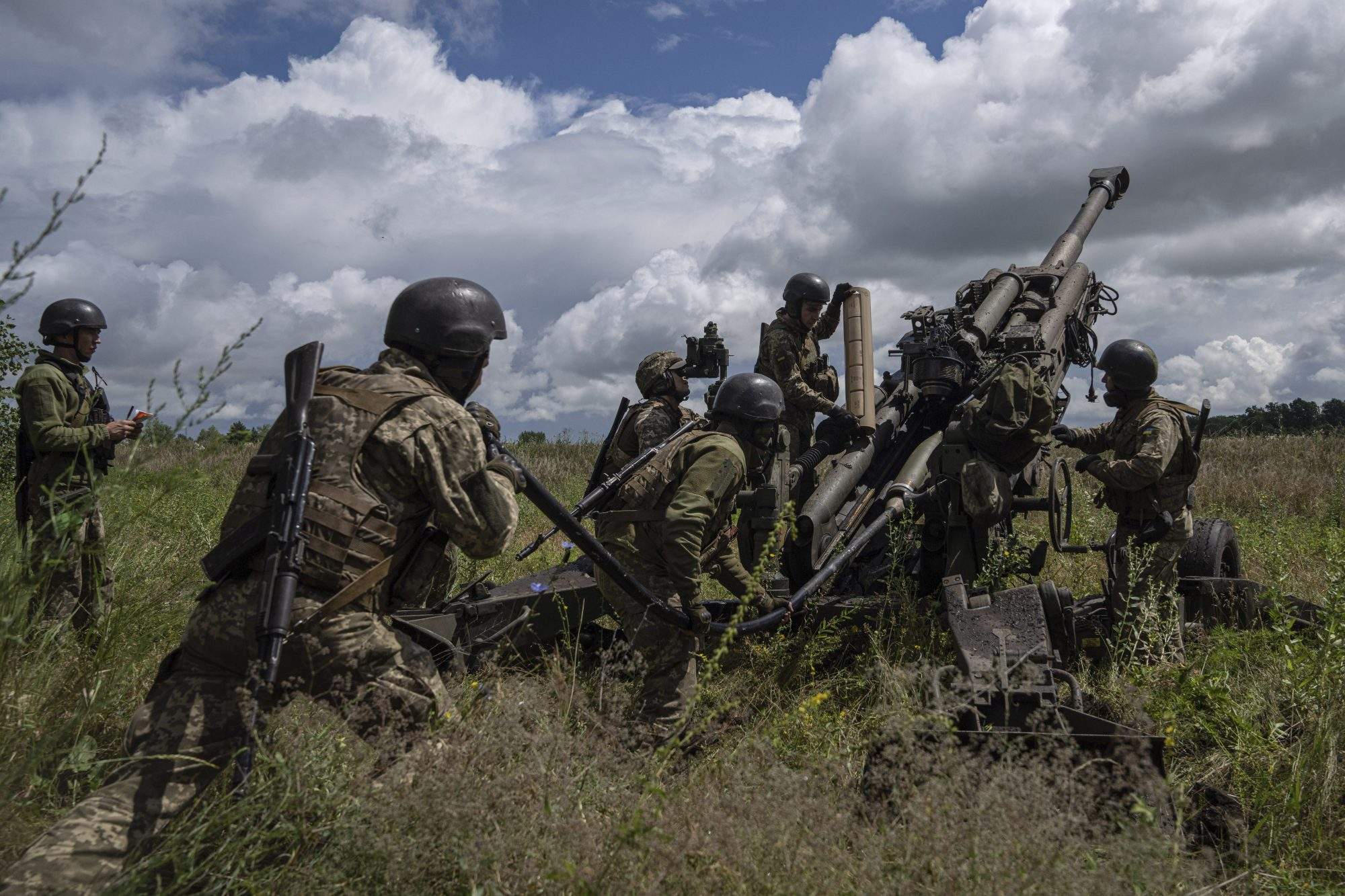 FILE – Ukrainian servicemen prepare to fire at Russian positions from a U.S.-supplied M777 howitzer in Kharkiv region, Ukraine, July 14, 2022. (AP Photo/Evgeniy Maloletka, File)