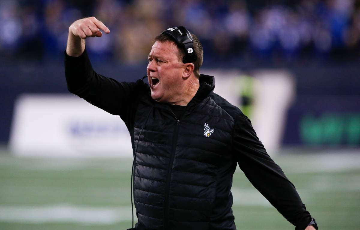 Elks head coach Chris Jones yelling out instructions