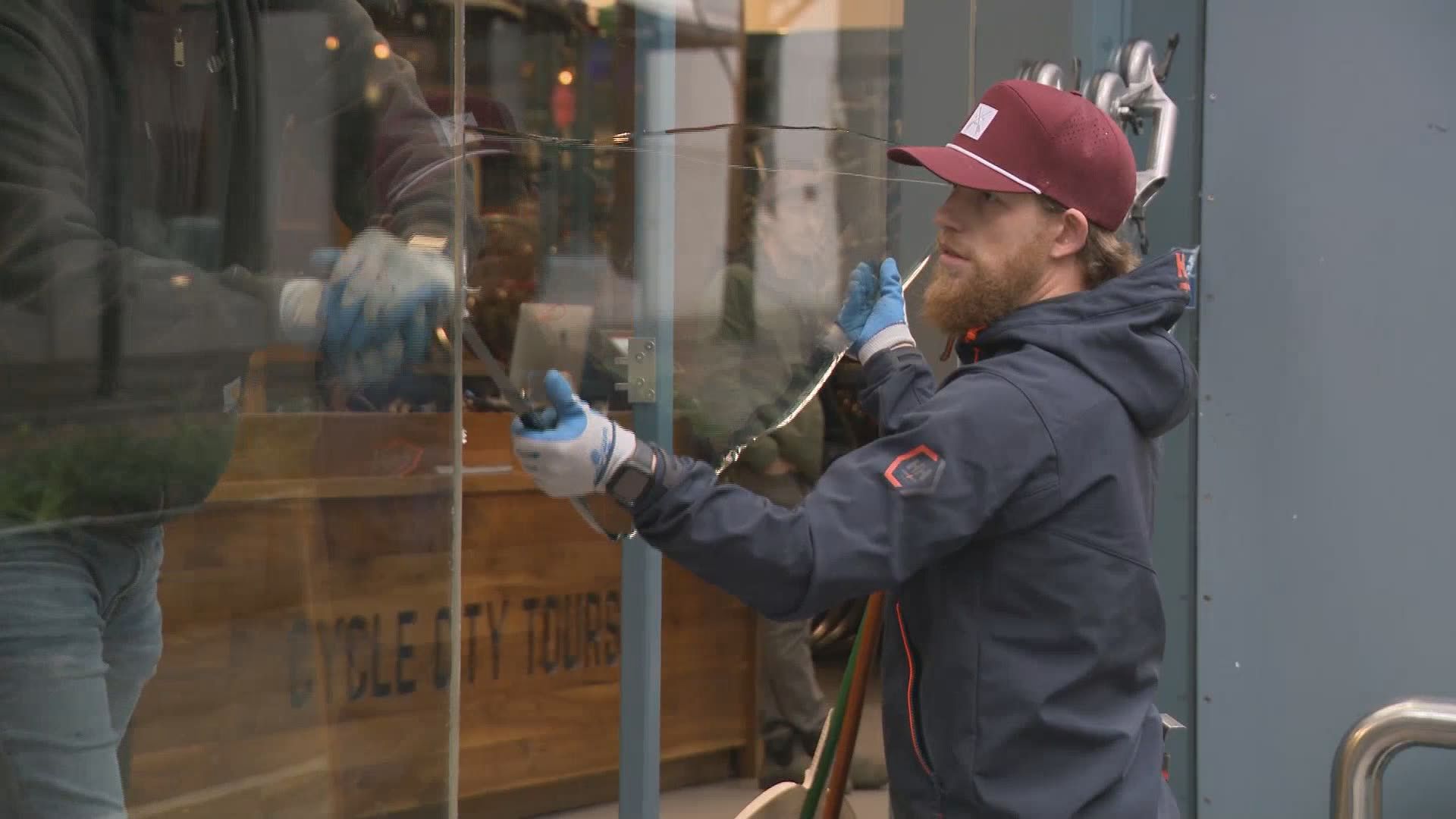 Някои B C малките предприятия вдигат палци на обновена програма за