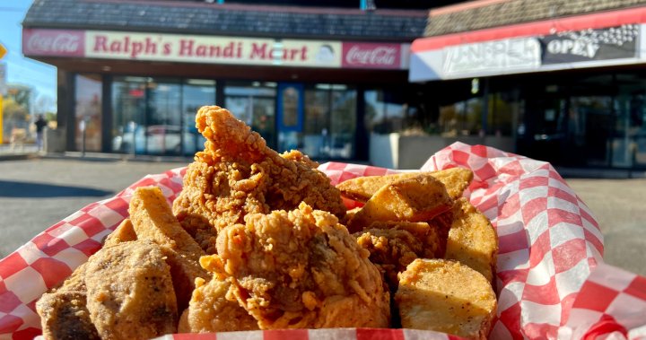 Edmontonians show up for last taste of popular convenience store fried chicken prior to closure – Edmonton
