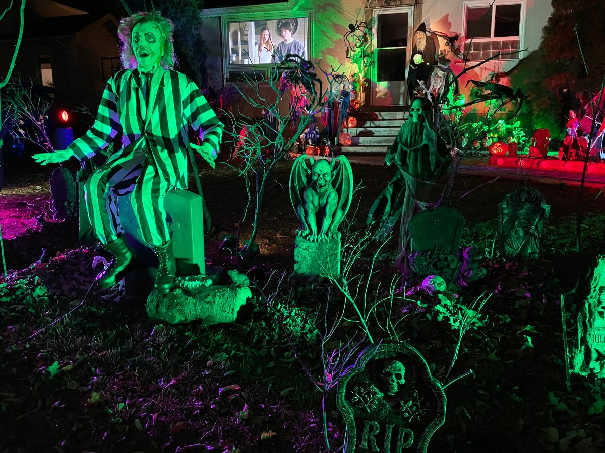 Pletz family haunted house decoration 2021.