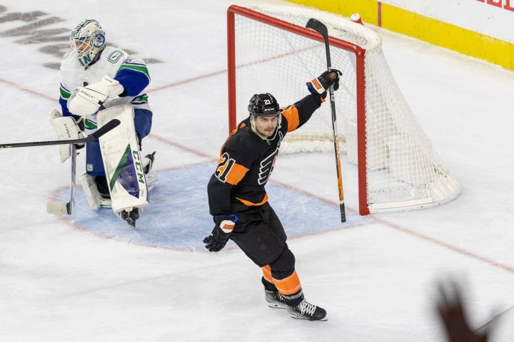 Late goal lifts Flyers over Canucks 3-2