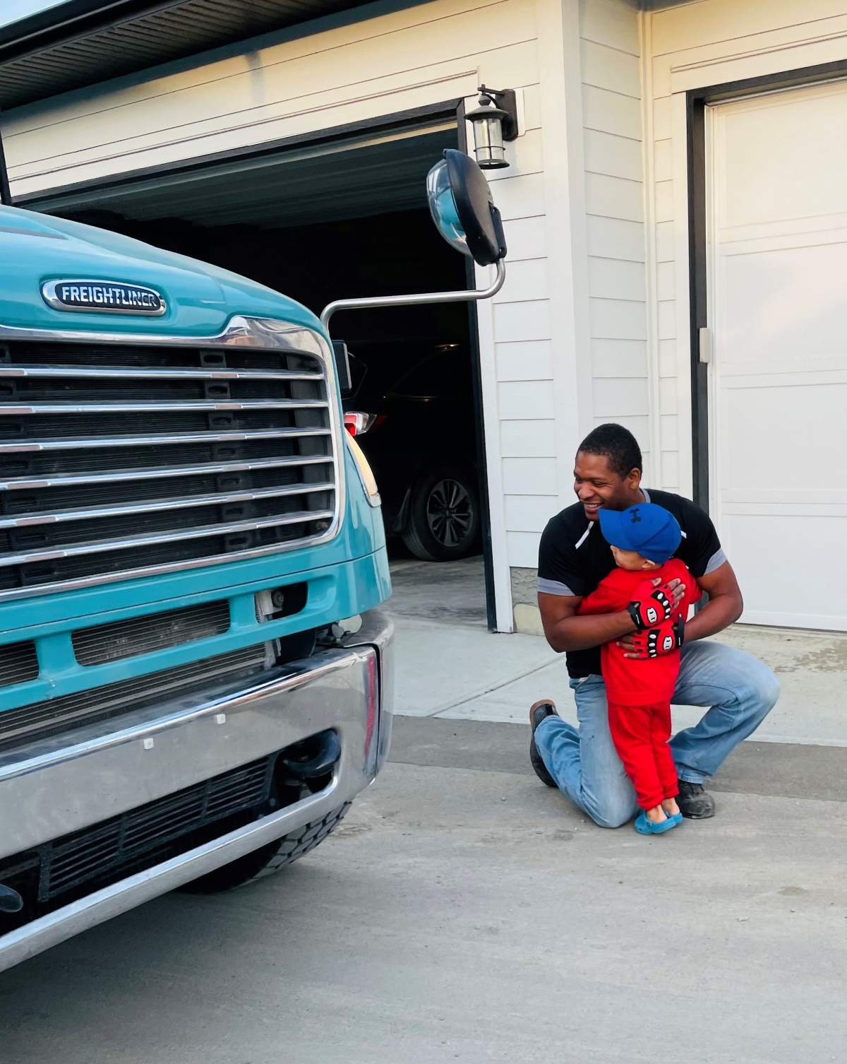 Alberta toddler’s truck obsession turns into sweet friendship with his garbage man - image