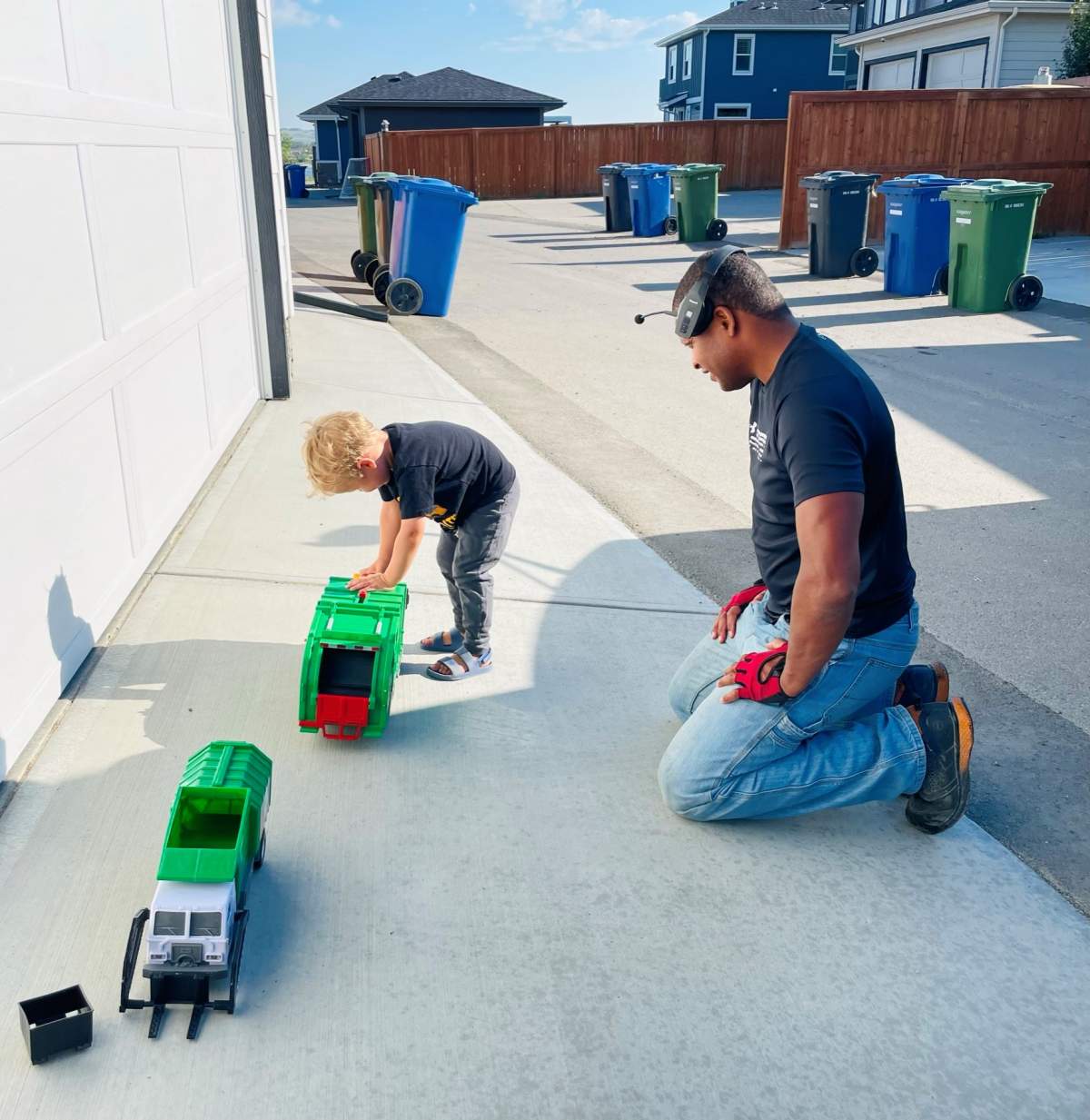 Alberta toddler’s truck obsession turns into sweet friendship with his garbage man - image