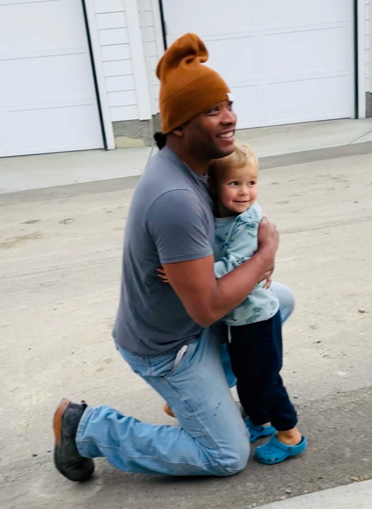 Alberta toddler’s truck obsession turns into sweet friendship with his garbage man - image