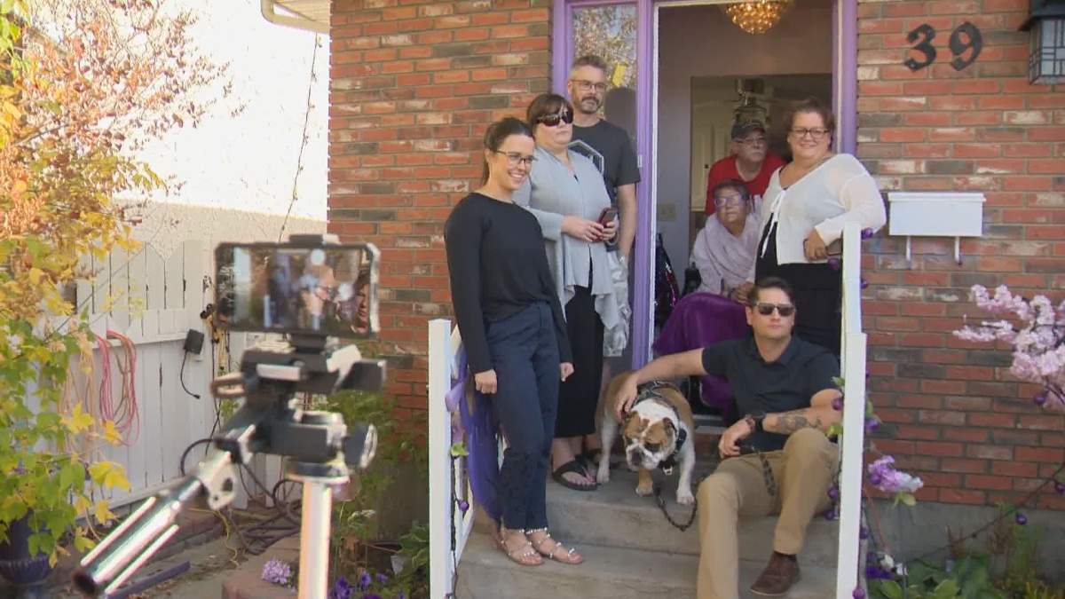 Dedi’s family gathered for a photo before the medal was awarded.