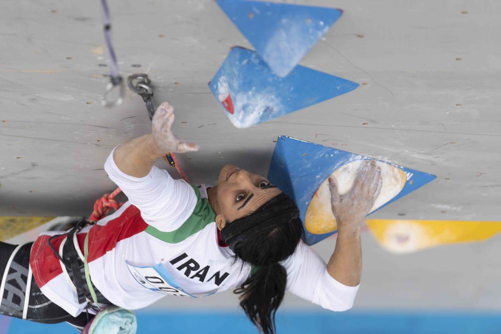 Elnaz Rekabi climbing. She is not wearing a headscarf.