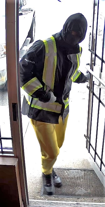 Police are seeking to identify suspects wanted in connection with a robbery in Toronto. (Toronto police / handout)