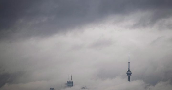 Гъста мъгла се придвижва през Торонто, тъй като предстоят по-високи температури