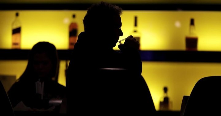 42-годишен мениджър на бар в Калгари, който беше обвинен в