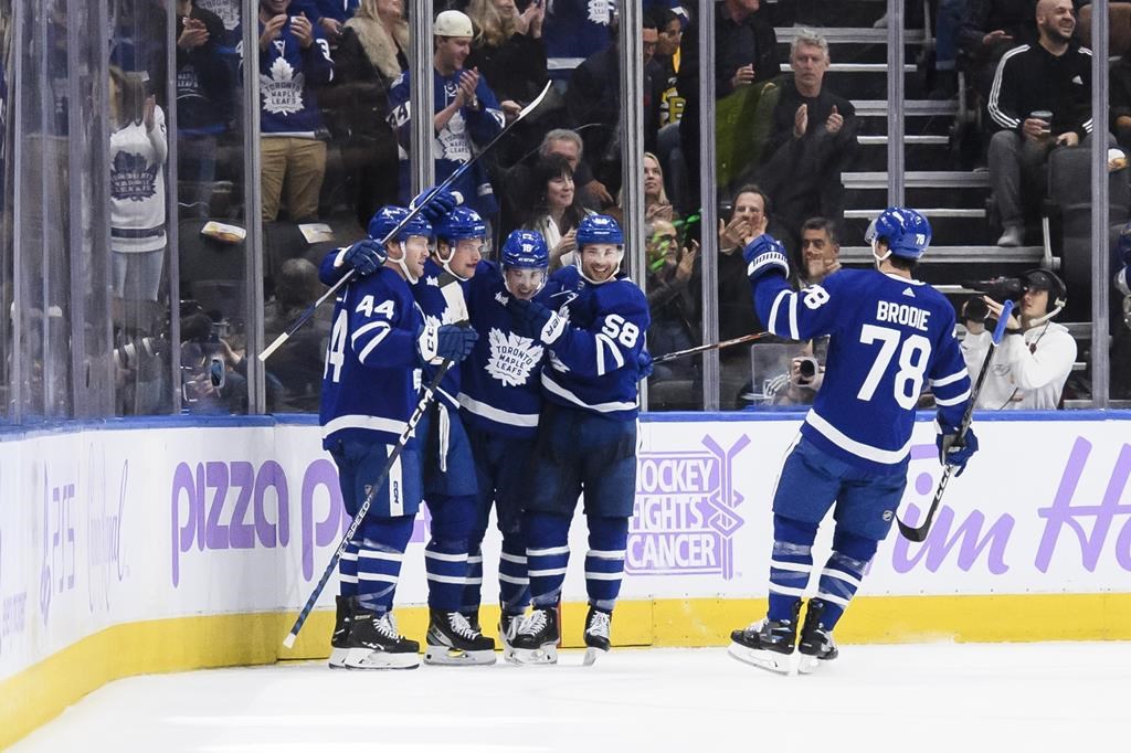 Matthews scores league-leading 49th, Leafs beat Bruins 6-4