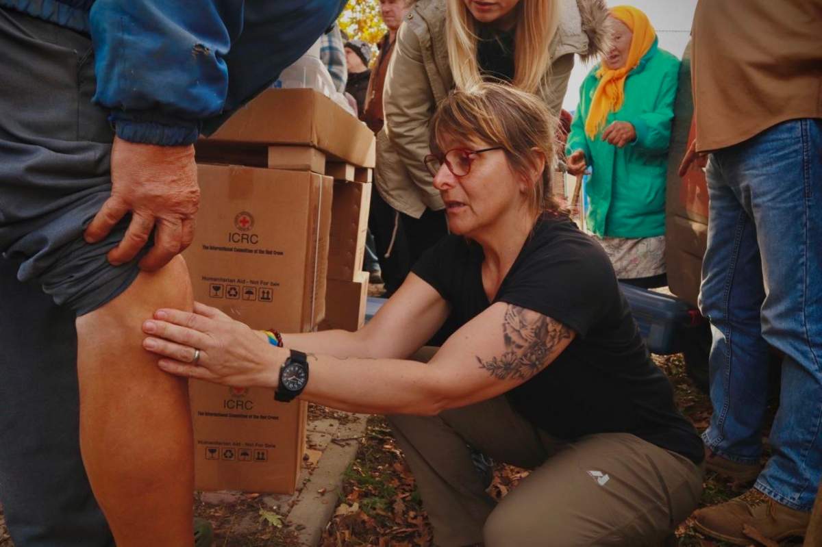 Canadian army veteran Ann Fournier McClung providing first-aid training in Ukraine.