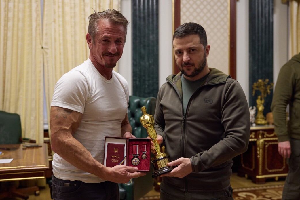 Sean Penn loans Oscar statuette to Ukrainian president Volodymyr Zelenskyy – Nationwide
