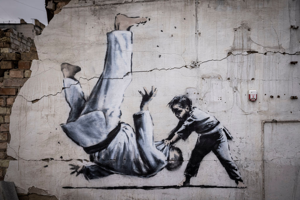 banksy ウクライナ支援 Banksy artwork appears on shelled, destroyed building in