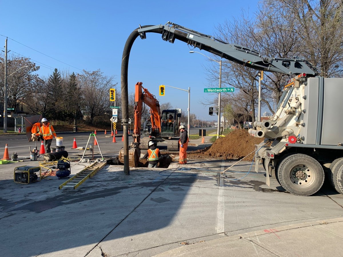 Photo of crews hired by the city of Hamiton, Ont. to repair a recently dicovered sewage hole that leaked wastewater into Hamilton harbour over 26 years.