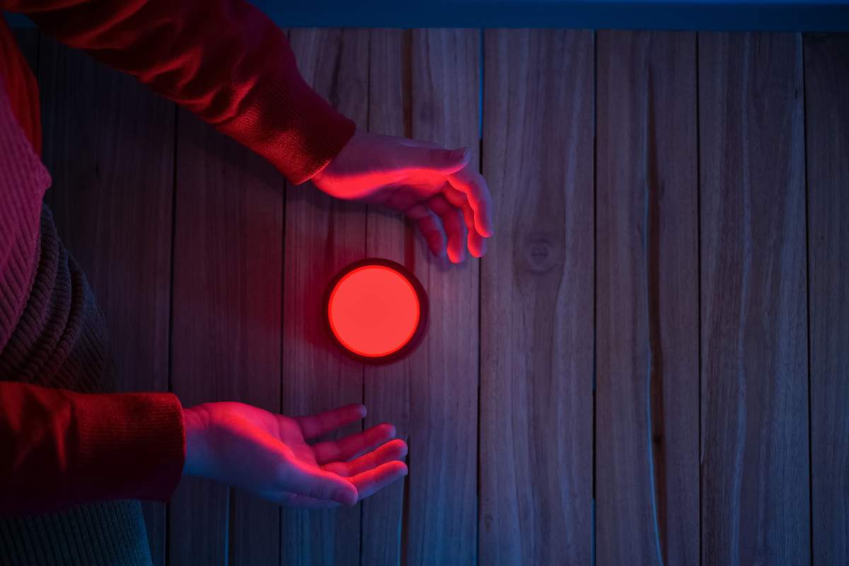 Red light emitter can calm the brain and put the body into sleep mode - image