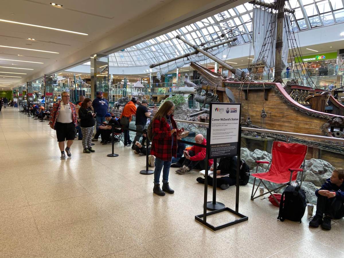 Edmonton Oilers fans line up for an autograph session at West Edmonton Mall Thursday, Nov. 17, 2022.