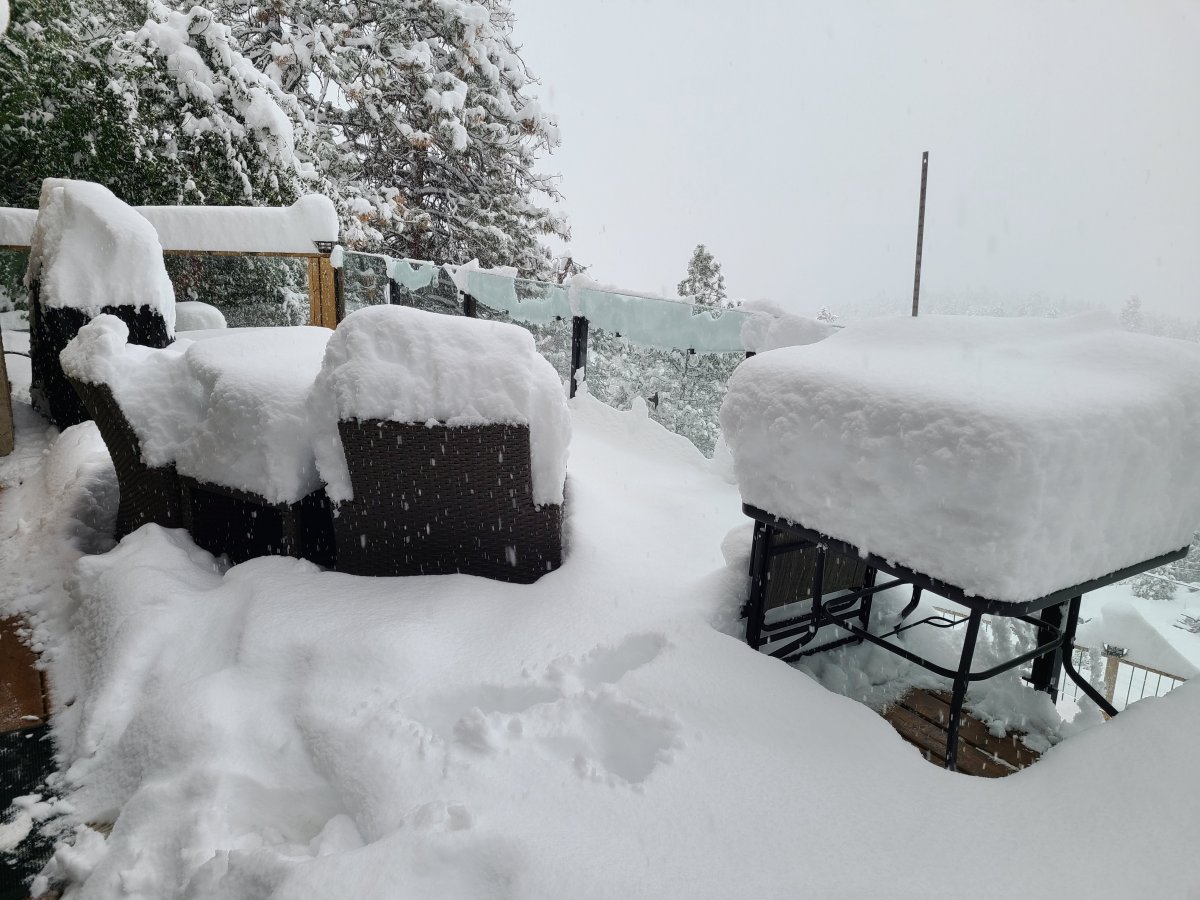 A photo showing snow on a deck in Peachland on Friday morning, Nov. 4, 2022. The resident said at 10 a.m., the snow measured nearly 18 inches (45 cm).