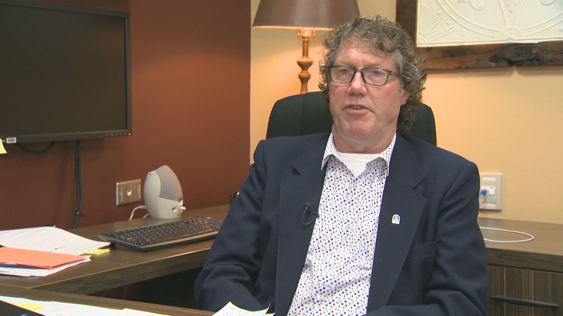 След месеци на проверка кметът на Pointe Claire Тим Томас казва