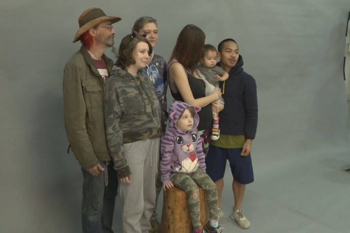 Charity offers free family photos for those in Vancouver’s Downtown Eastside