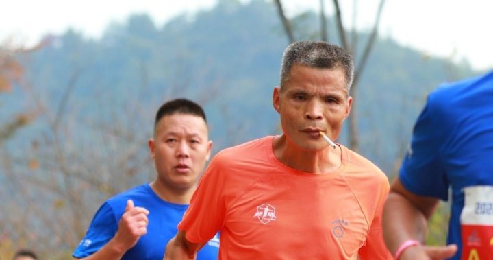 Chinese marathon runner chain-smokes his way through the entire race