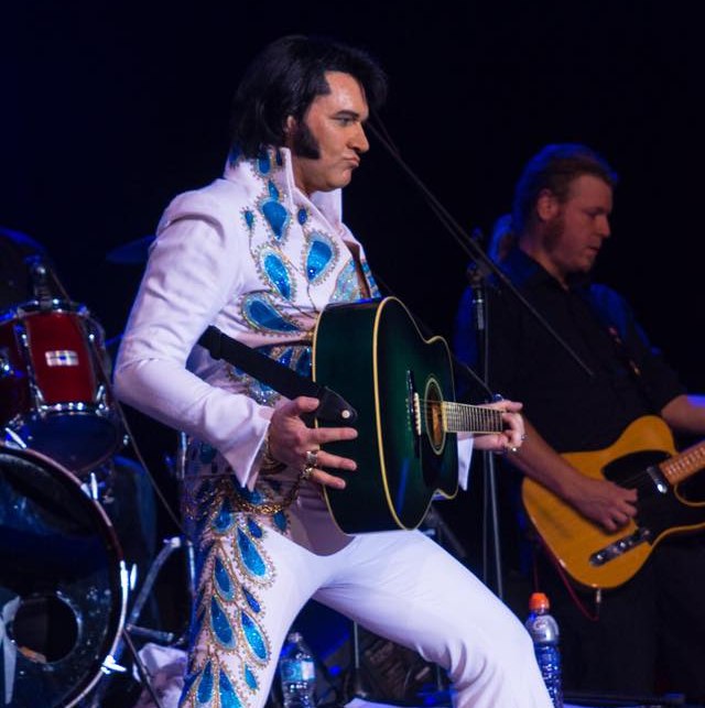 Hendry and Fawcett on stage in Niagara Falls, Ont.