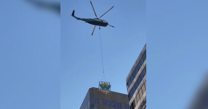 Helicopters used in sign installations in downtown Vancouver, traffic impacted