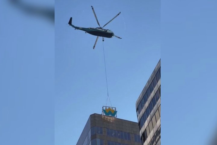 Helicopters used in sign installations in downtown Vancouver, traffic impacted