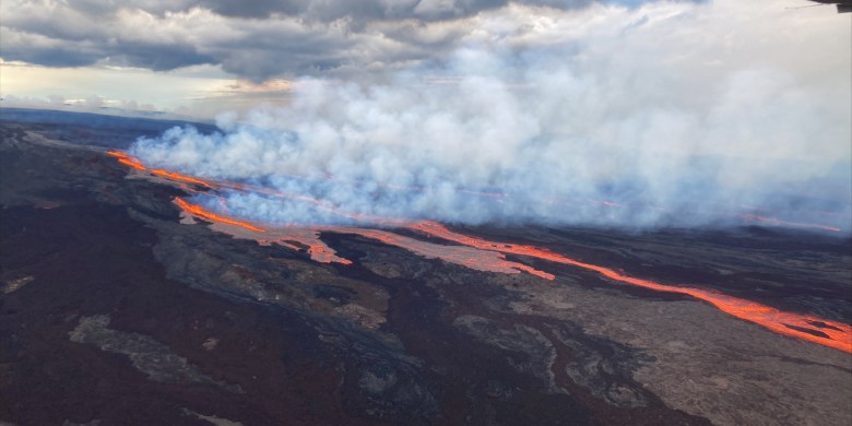 Mauna Loa, Hawaii's biggest volcano, erupts for 1st time in 40 years