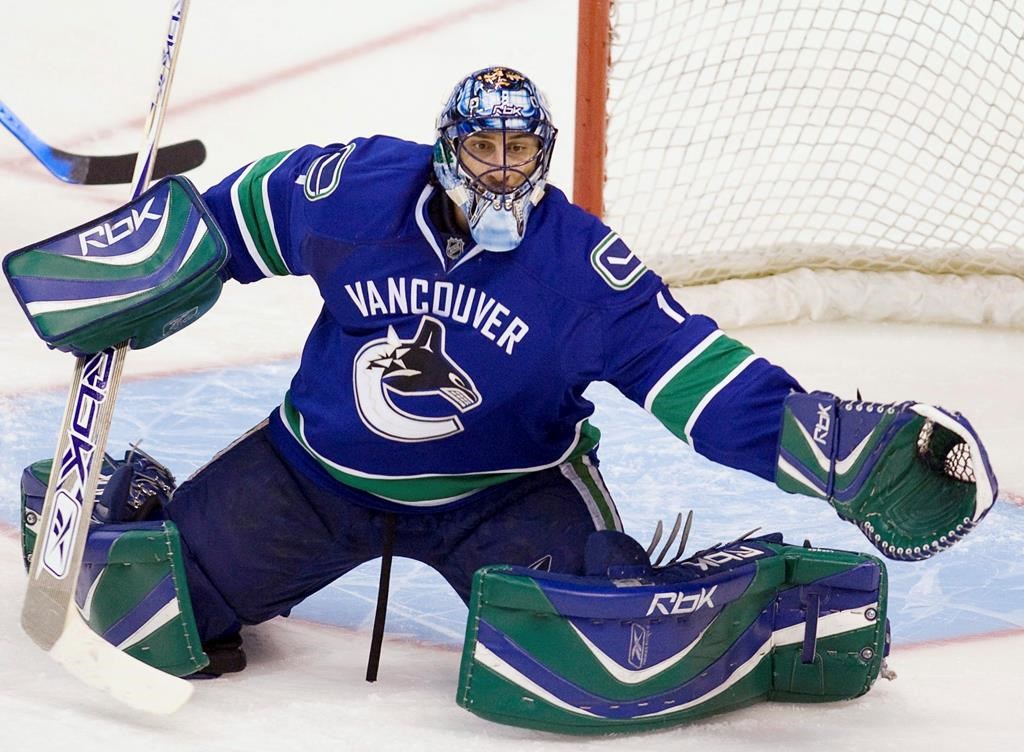 Roberto Luongo will be inducted into the Canucks Ring of Honour when they  host the Panthers on December 14th 🙌