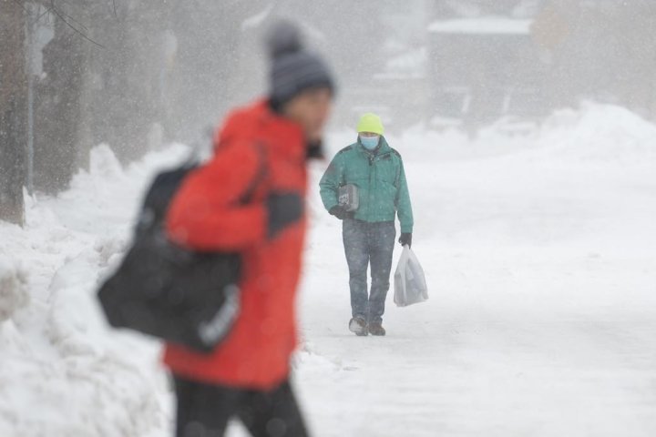 Flights cancelled, thousands without power as Ontario digs out from winter storm