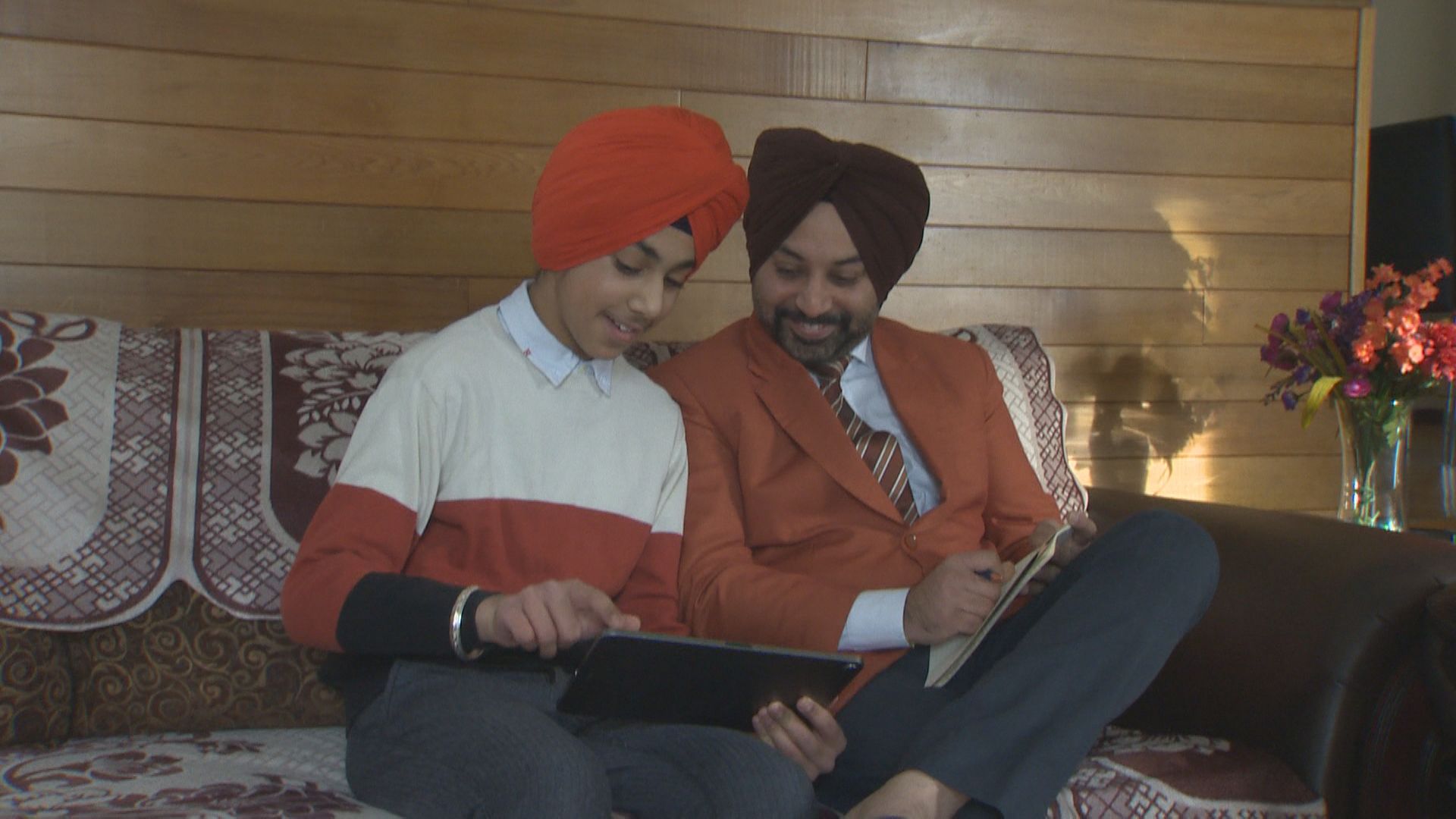 Father-son duo creates Punjabi Christmas song – Winnipeg | 24CA News