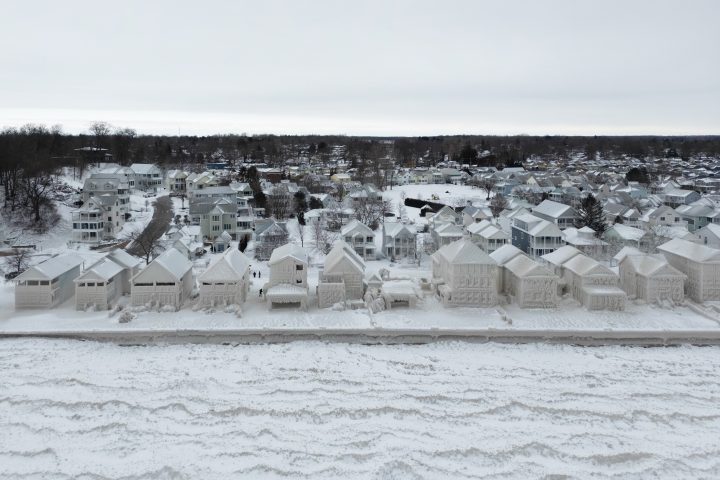 IN PHOTOS: Houses covered in ice near Fort Erie, Ont., after major winter storm - image