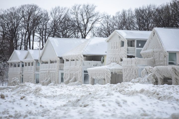 IN PHOTOS: Houses covered in ice near Fort Erie, Ont., after major winter storm - image
