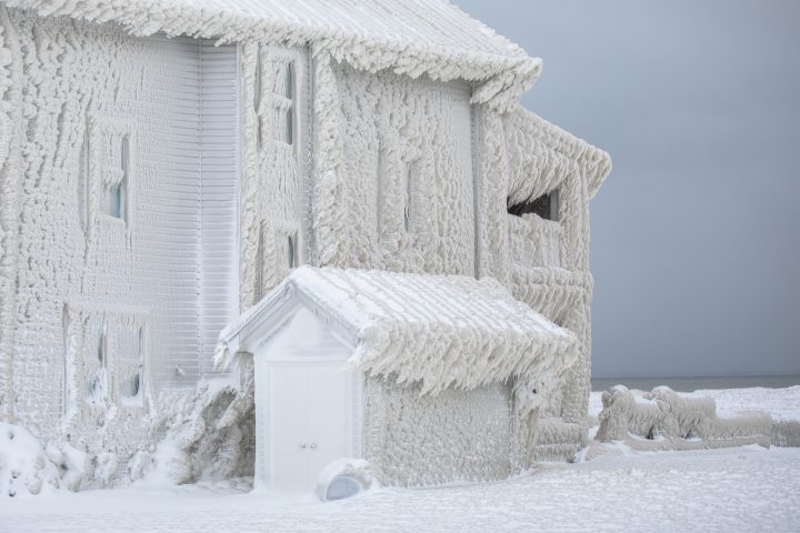 IN PHOTOS: Houses covered in ice near Fort Erie, Ont., after major winter storm - image