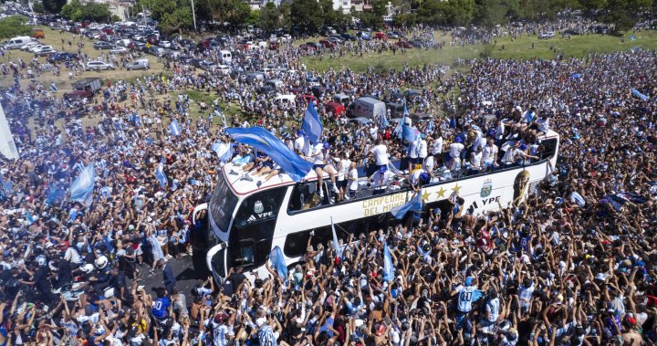 Argentina World Cup champions forced to take to skies after parade overwhelmed by fans – National | Globalnews.ca