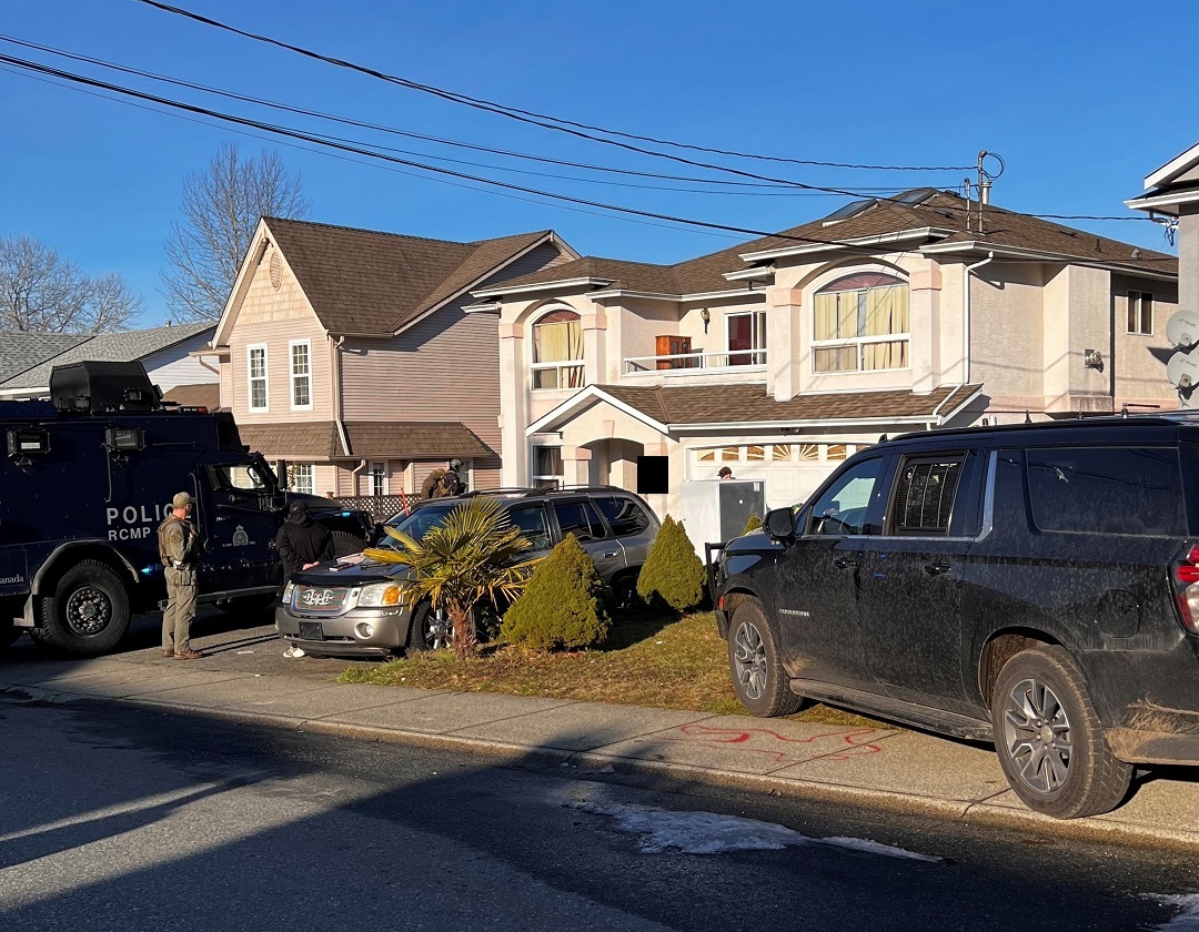 Members of the RCMP's Emergency Response Team search a home in the 400-block of Murray Street in Nanaimo, B.C. as part of an investigation into a Dec. 10, 2022 stabbing.