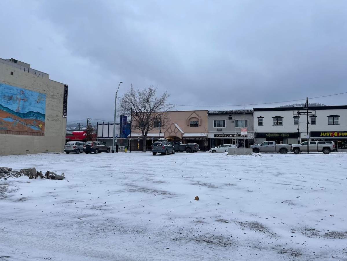 Police say the victim was sitting in his vehicle when another man approached him and started stabbing him. The suspect ran off and was not found.