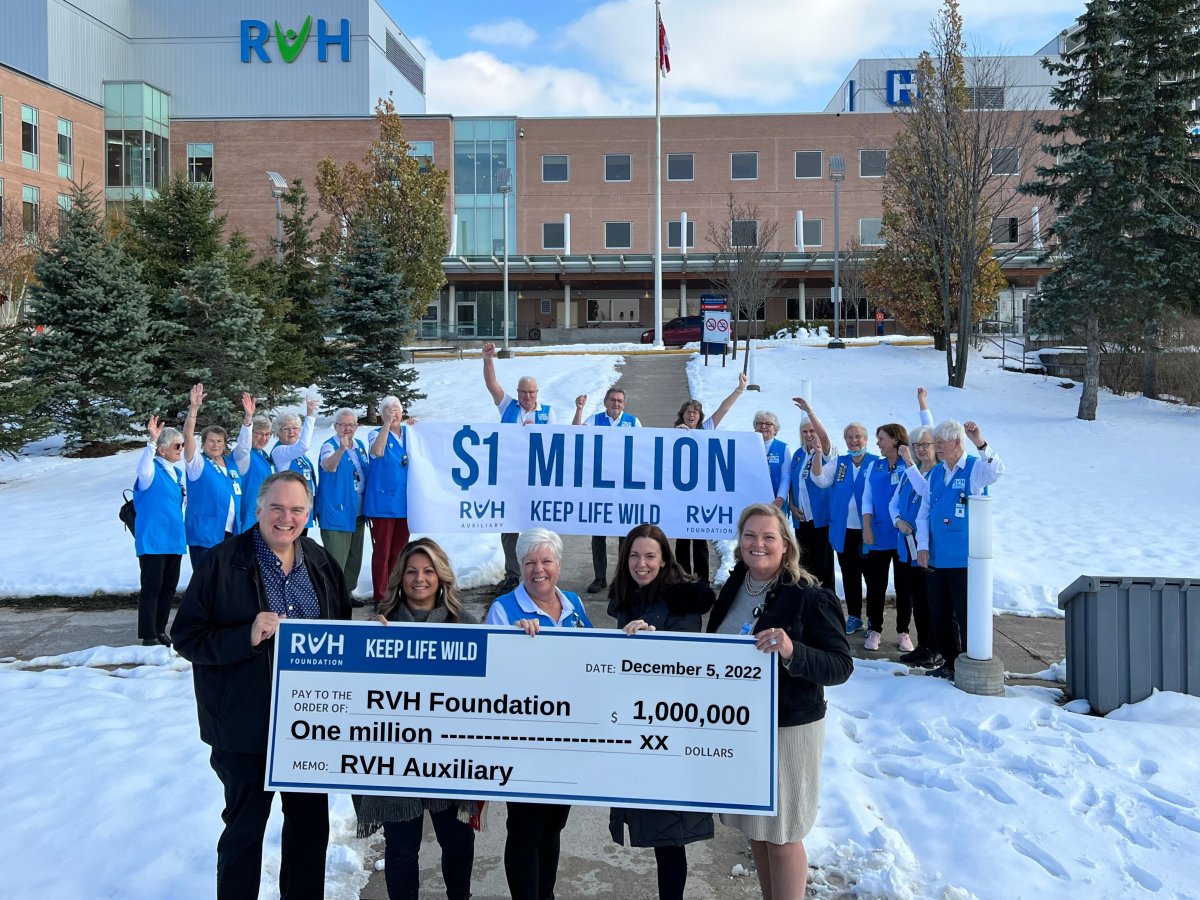 There are a million reasons to celebrate as the RVH Auxiliary makes a $1-million donation to the Keep Life Wild campaign. (l-r) RVH Foundation board chair Paul Larche; RVH Foundation campaign co-chair Mary-Anne Frith; RVH Auxiliary president Lise McCourt; RVH president and CEO Gail Hunt; and RVH Foundation CEO Pamela Ross hold the cheque while enthusiastic volunteers from the RVH Auxiliary’s Blue Brigade cheer.